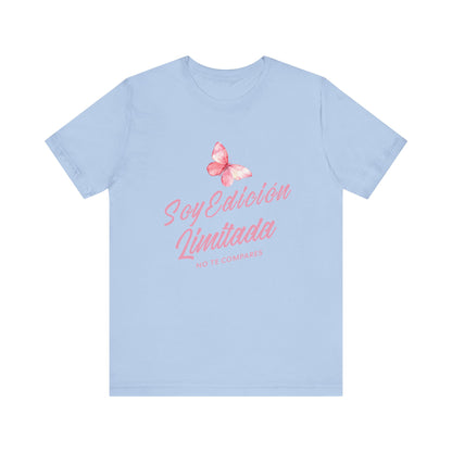 Soy Edición Limitada Tee — Pink Butterfly "No Te Compares" Graphic T-Shirt