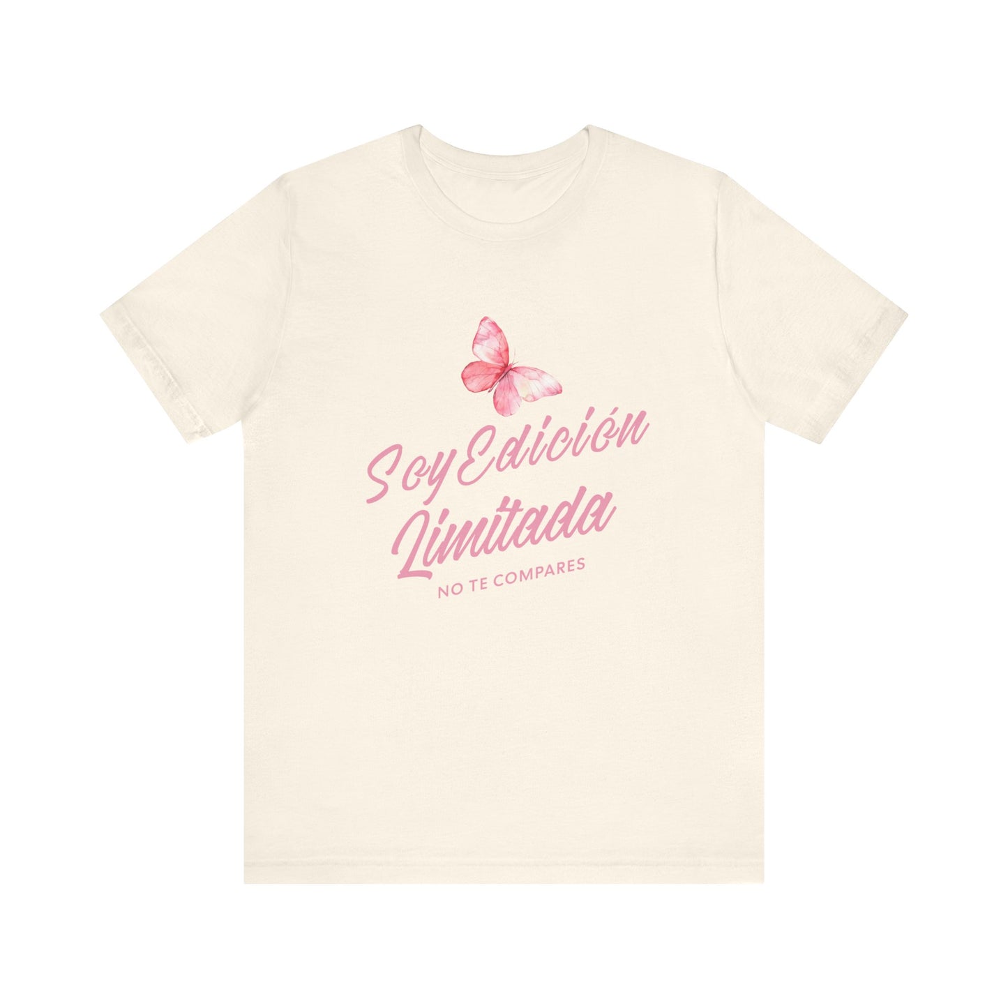 Soy Edición Limitada Tee — Pink Butterfly "No Te Compares" Graphic T-Shirt