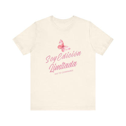 Soy Edición Limitada Tee — Pink Butterfly "No Te Compares" Graphic T-Shirt